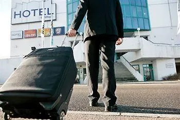 Le Village 3* ويندن