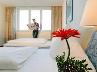 Le Village 3* ويندن